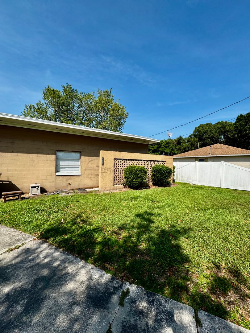 Lake Wales House: 208 Lake Shore Drive S.
