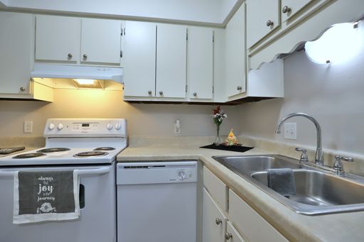 1 bed 1 bath! – photo 1