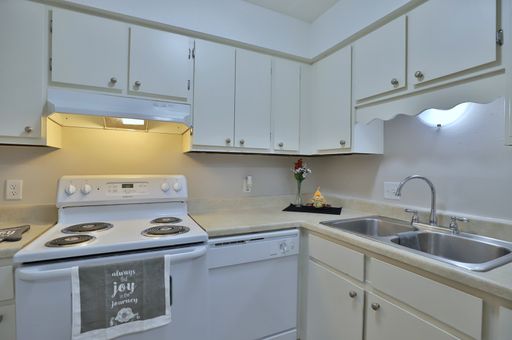 1 bed 1 bath! – photo 1