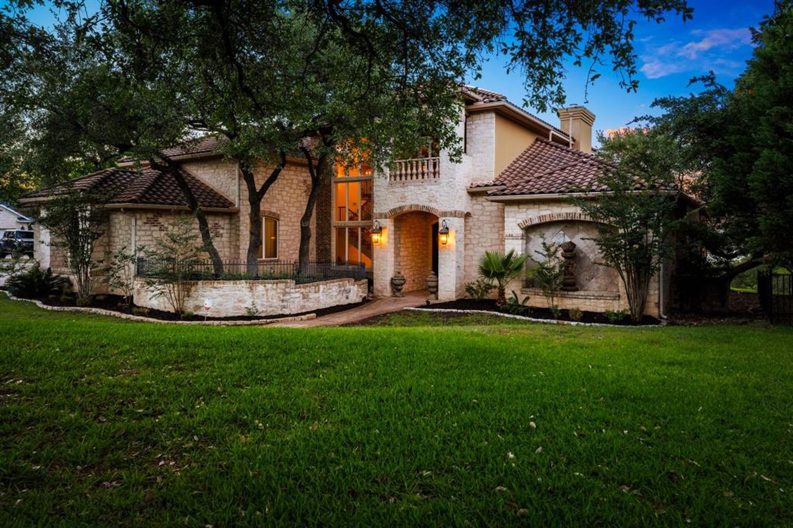 Lakeway House: 401 Brooks Hollow