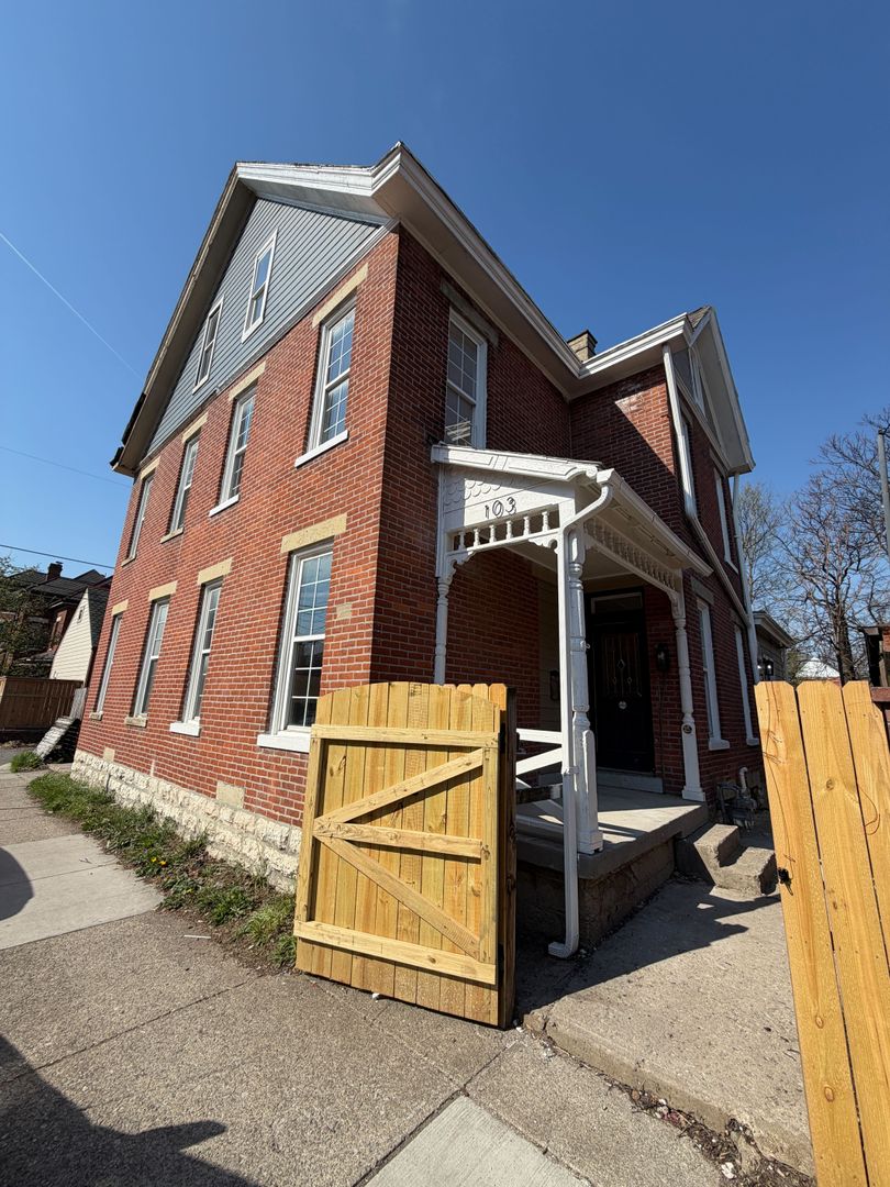 Columbus House: 103 S 18th St