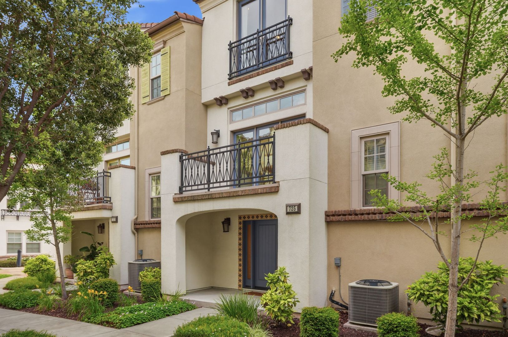 Mountain View Townhome: 725 Reflection Way