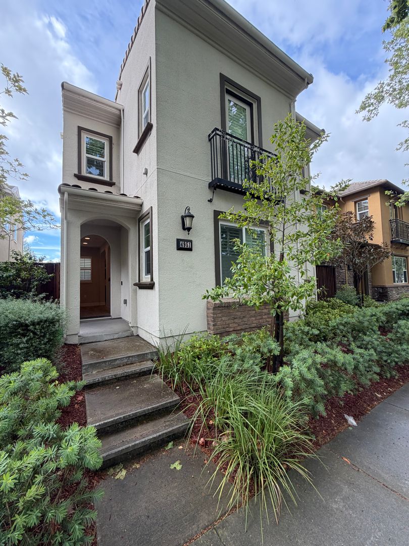 San Ramon House: 4951 Ivyleaf Springs Road