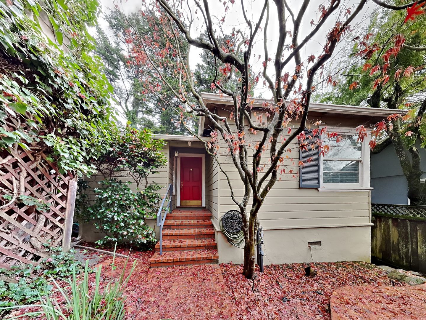 Oakland House: 6224 Chelton Drive