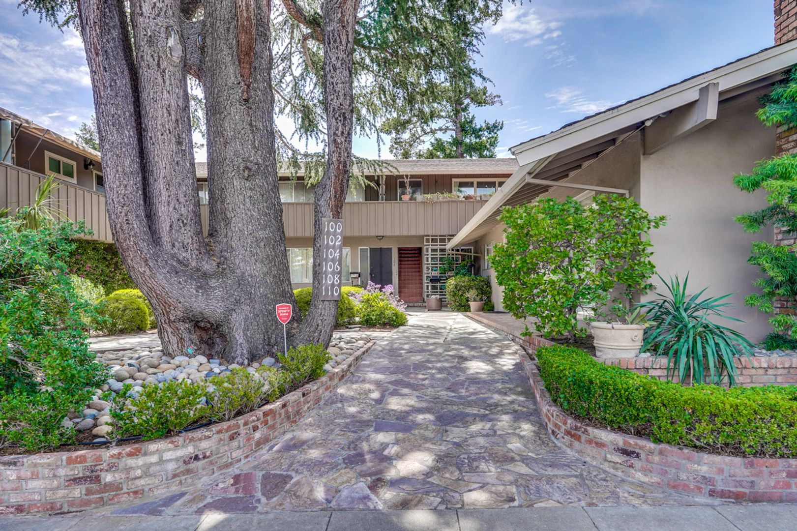 Los Altos Condo: 104 Lyell Street