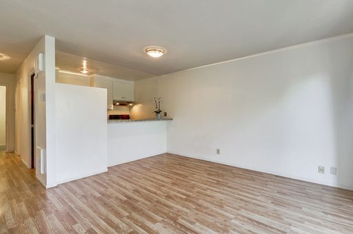 Cozy Top-Floor Studio in Adam's Point – photo 1