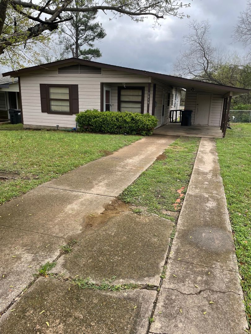 Corsicana House: 3019 W Collins