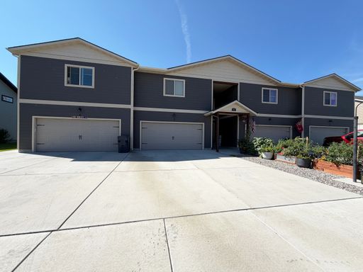 Spacious 3 Bedroom Townhome in Belgrade!