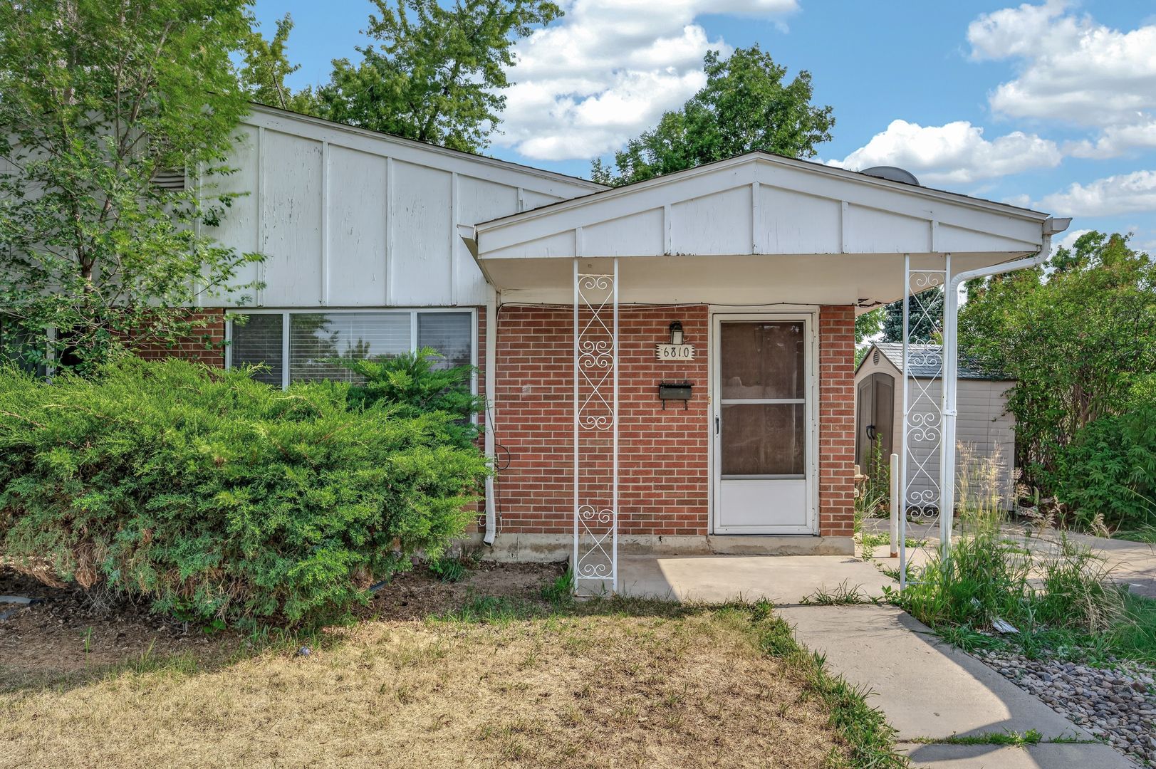 Lakewood House: 6810 W. Mexico Dr.