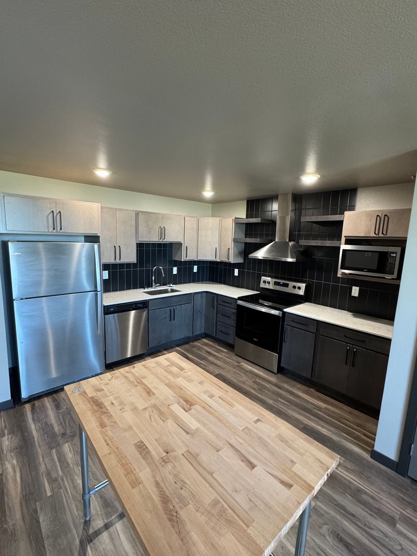 Bismarck Apartment: 220 E Greenfield Ln