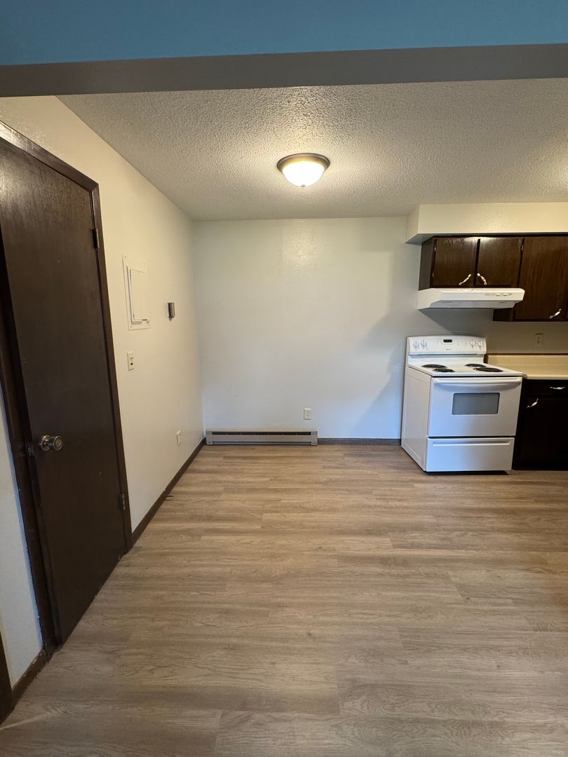 Underwood Apartment: 206 1st St