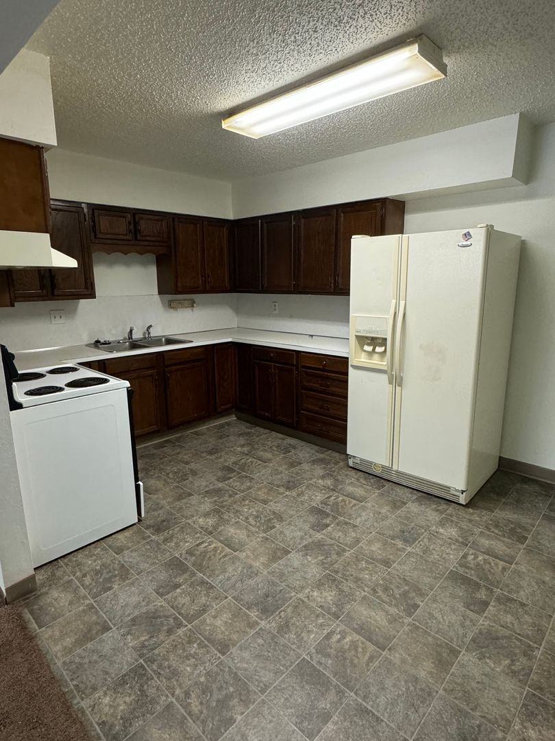 Bismarck Apartment: 305 E Expressway