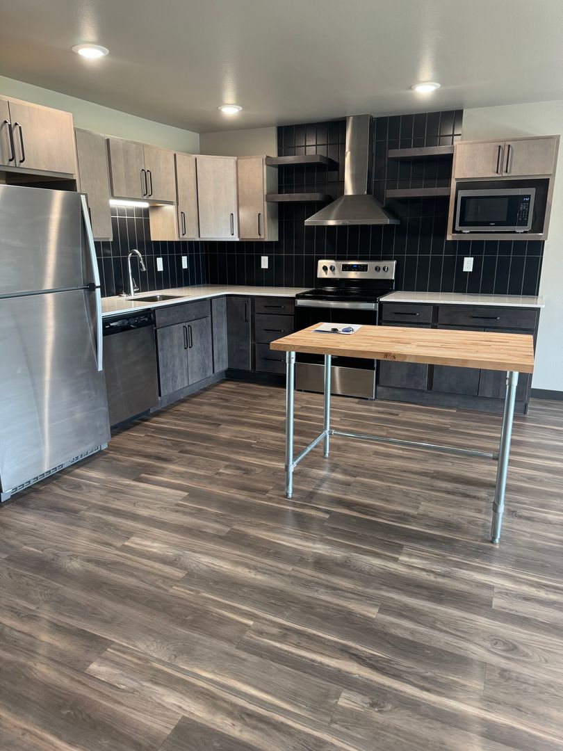 Bismarck Apartment: 220 E Greenfield Ln