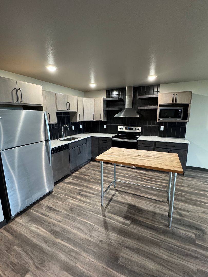 Bismarck Apartment: 220 E Greenfield Ln