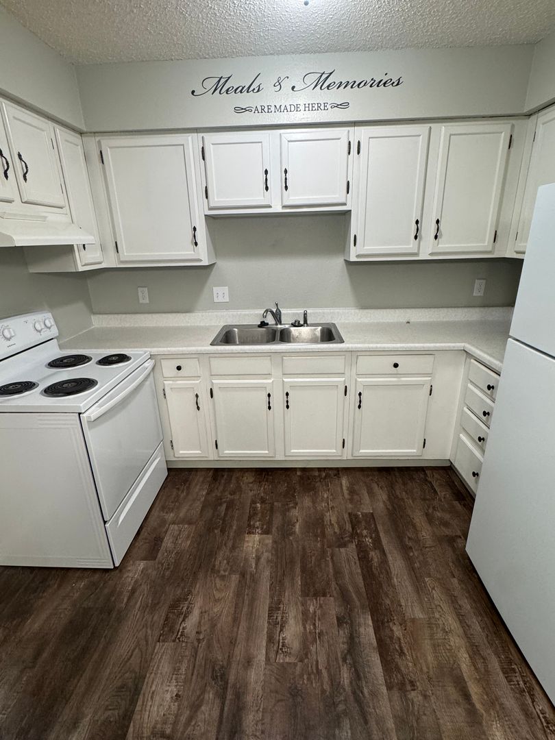 Bismarck Apartment: 1017 S 3rd St