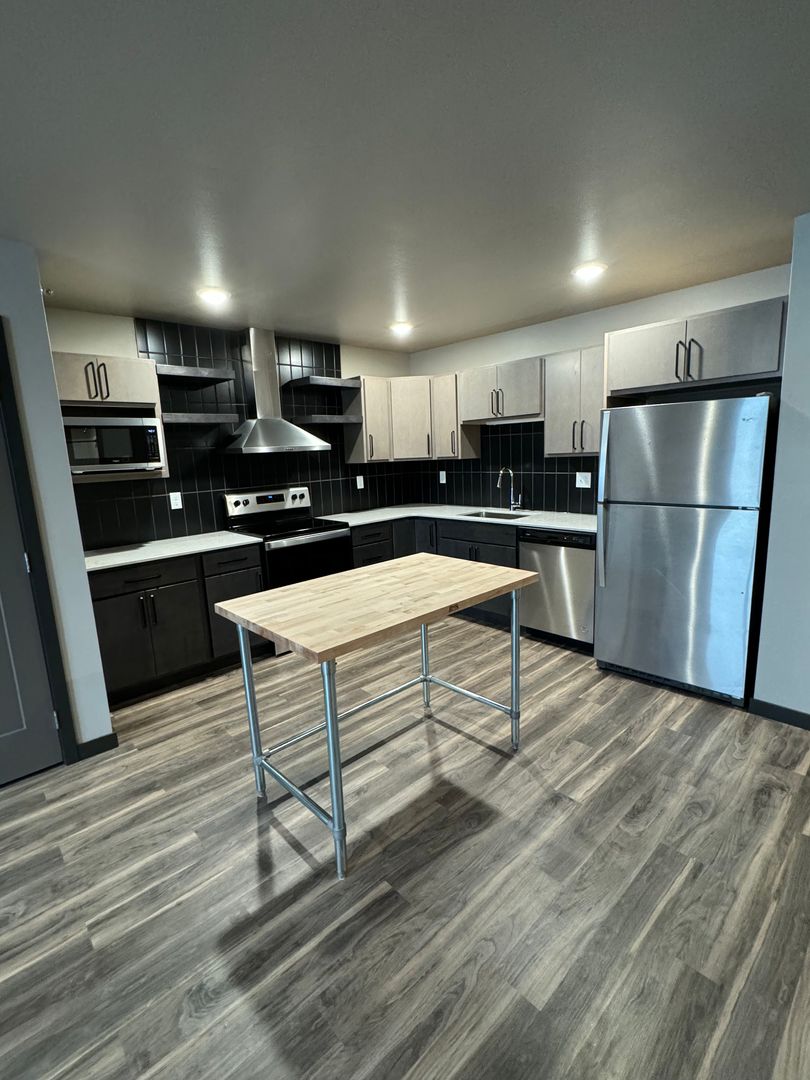 Bismarck Apartment: 226 E Greenfield Ln