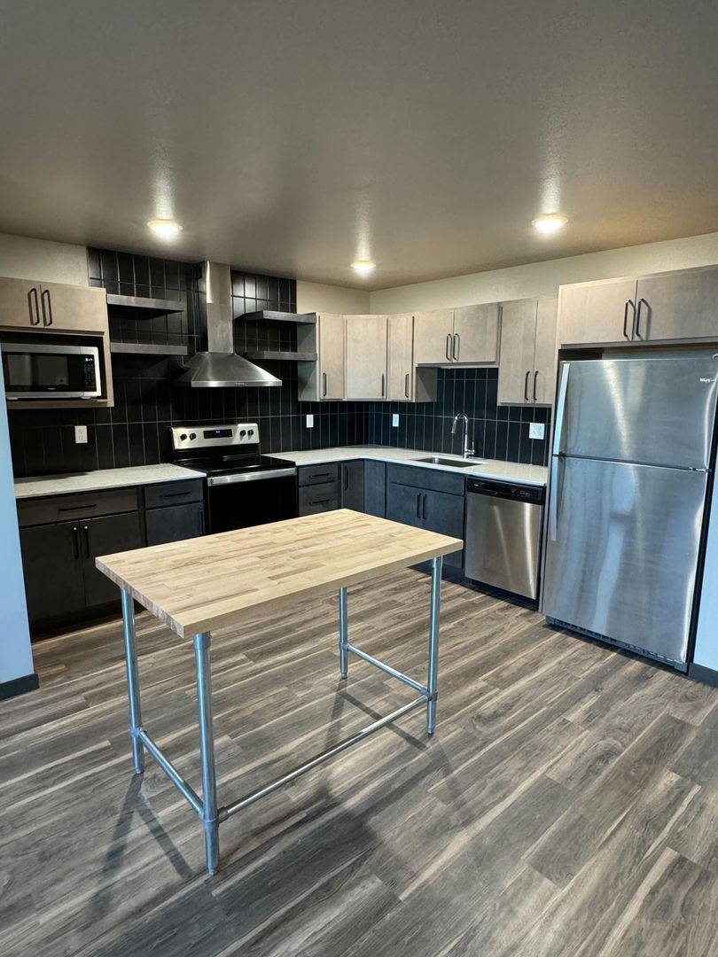 Bismarck Apartment: 220 E Greenfield Ln