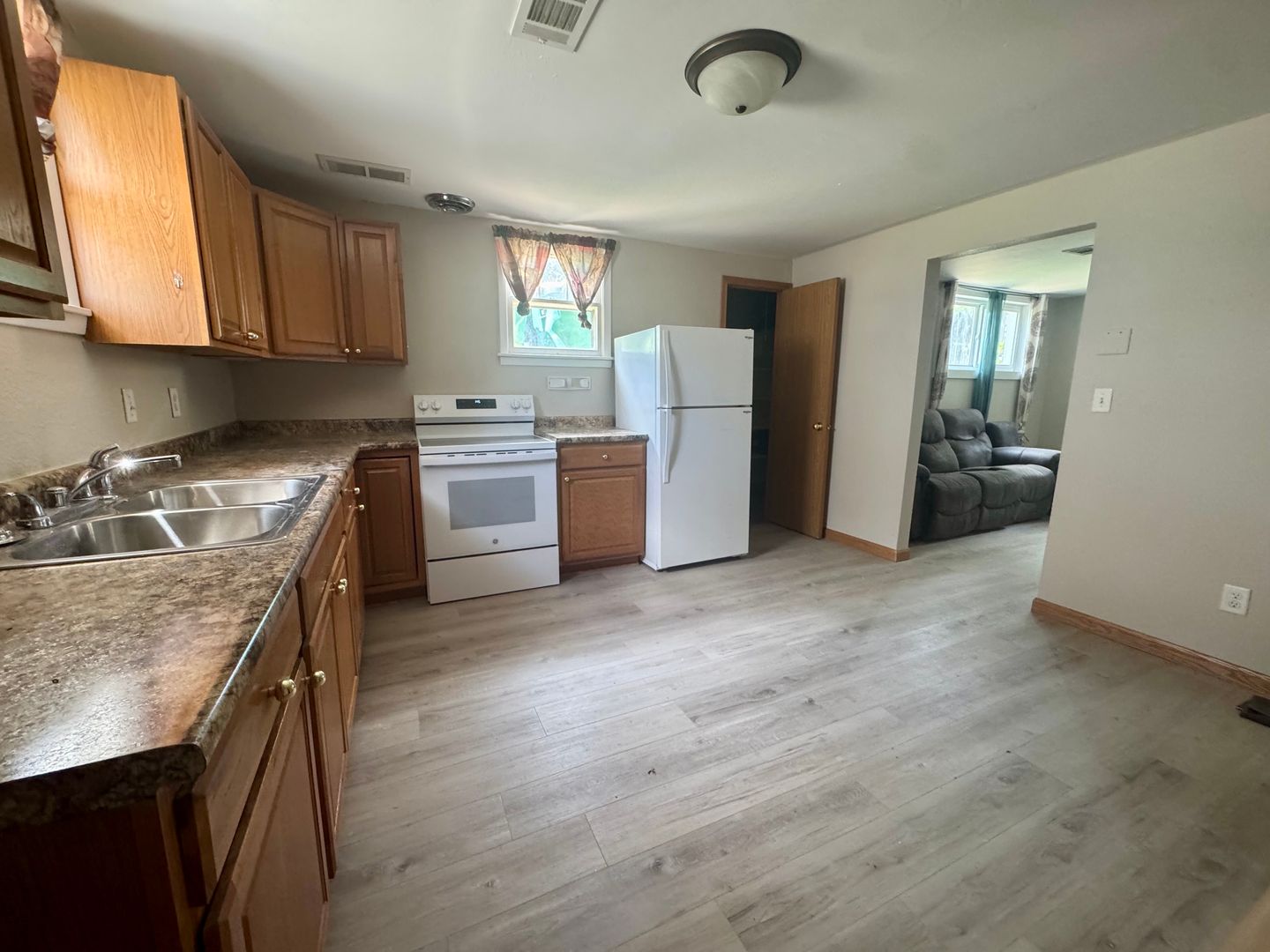 Bismarck Apartment: 515 S 9th St