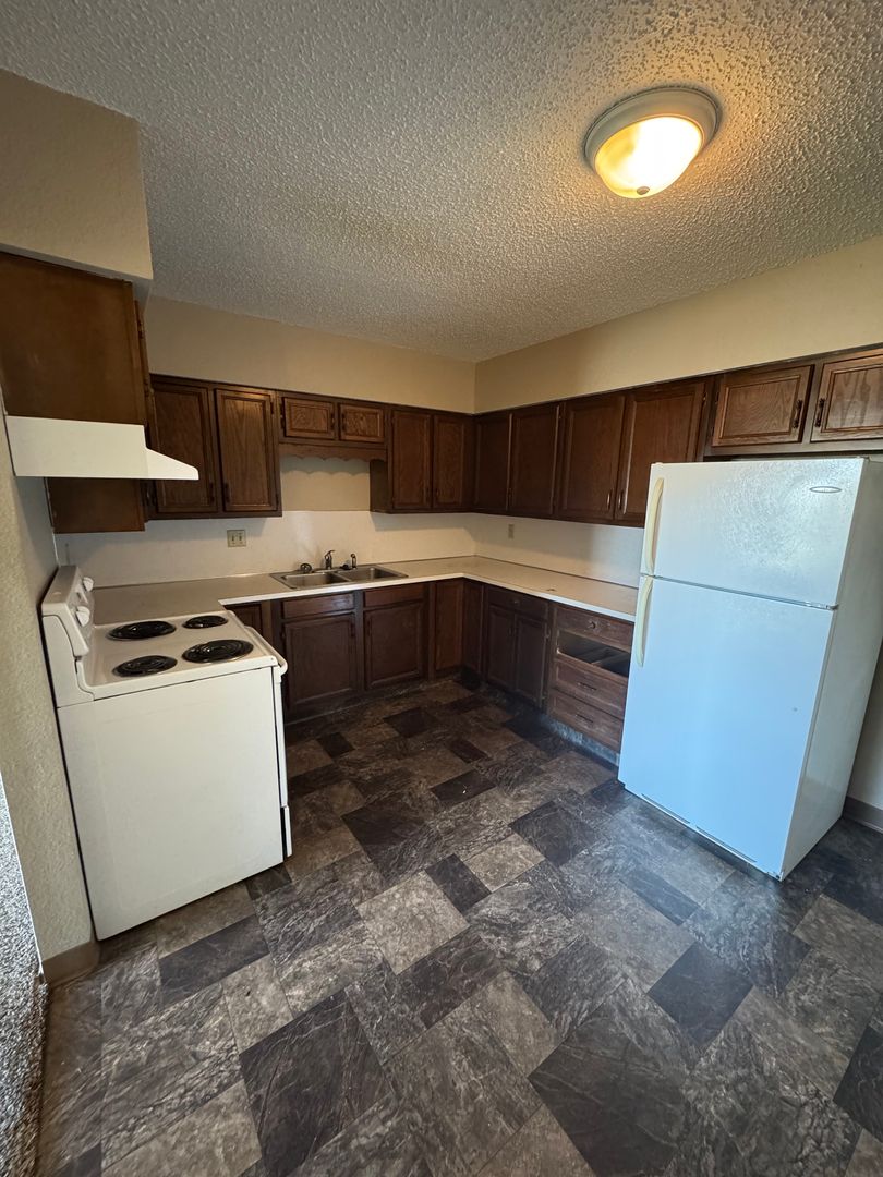Bismarck Apartment: 305 E Expressway