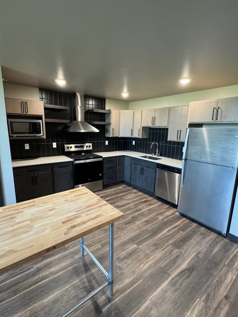 Bismarck Apartment: 226 E Greenfield Ln