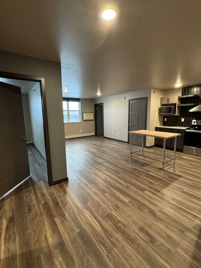 Bismarck Apartment: 226 E Greenfield Ln