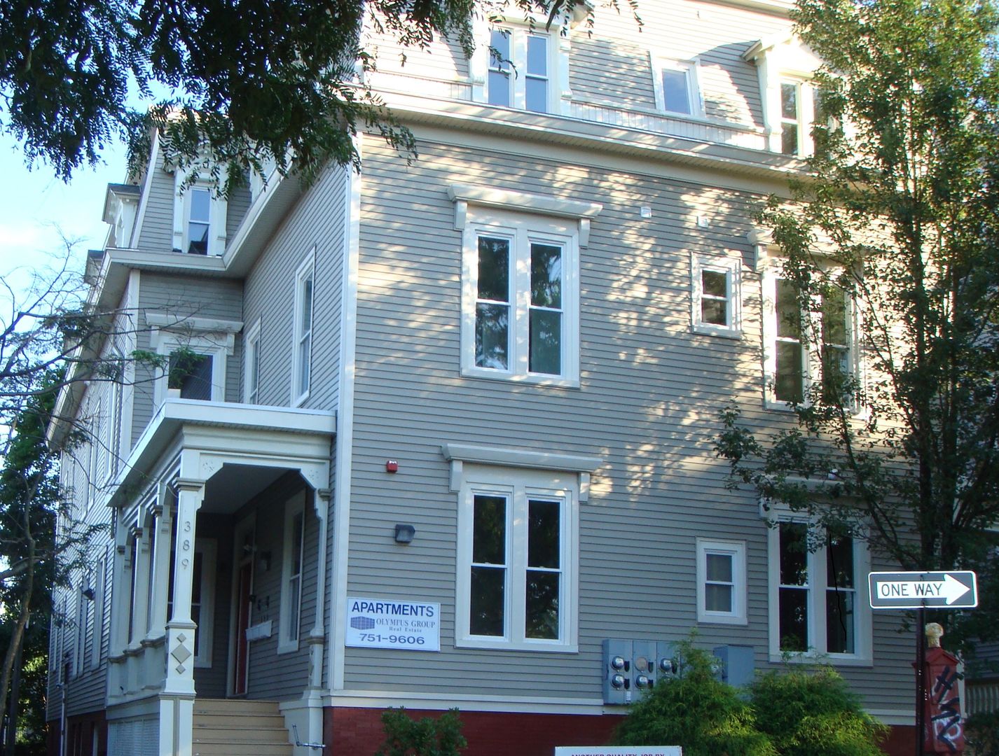 Providence Apartment: 387-389 Angell St