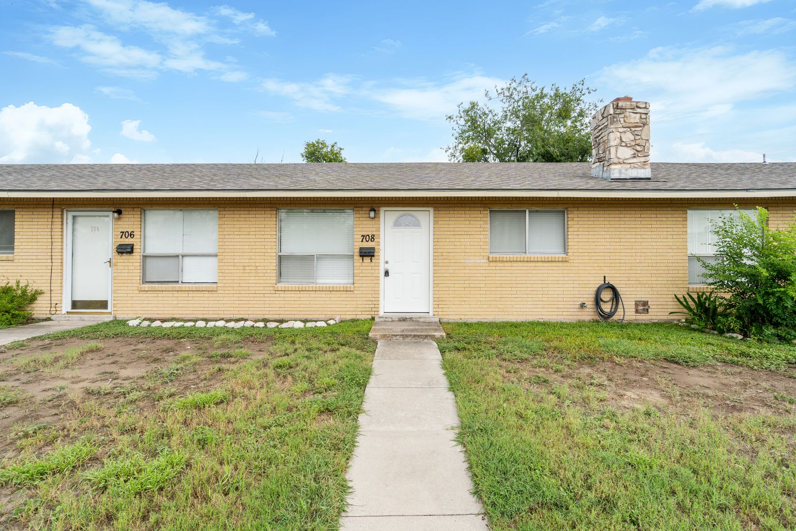 Del Rio Apartment: 704-710 W. 10th St.