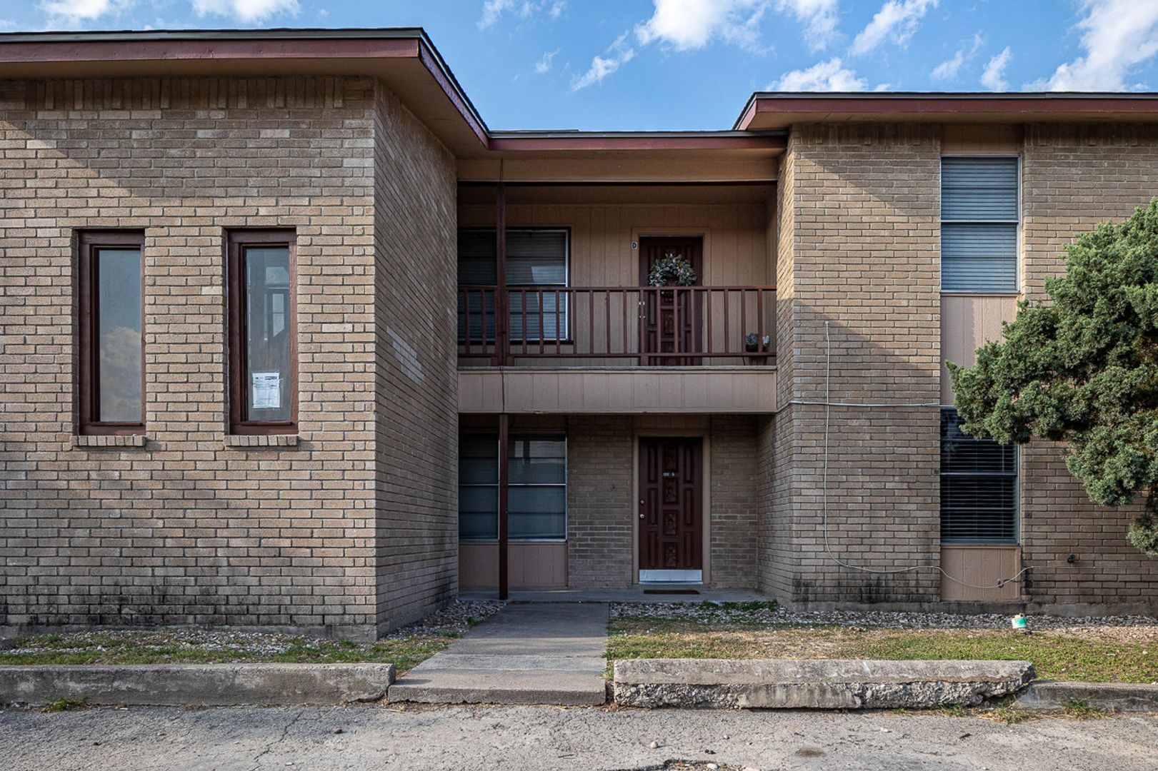 Del Rio Apartment: 100 Shannon Circle