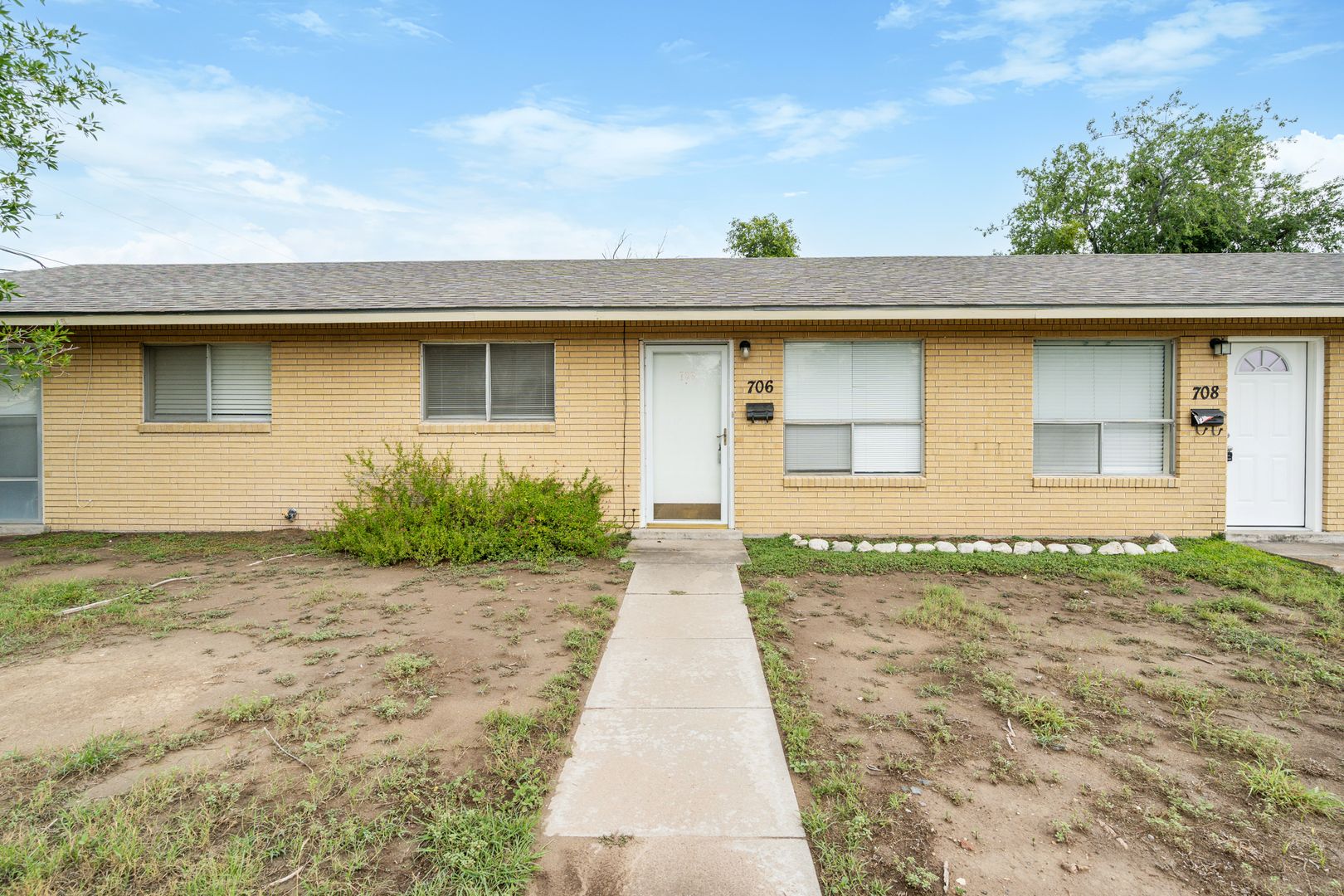 Del Rio Apartment: 704-710 W. 10th St.