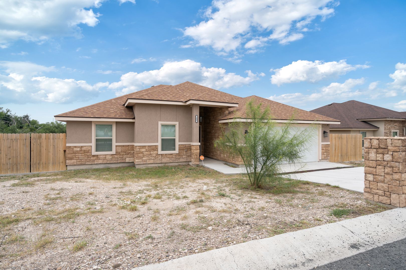 Del Rio House: 105 Noahy Dr