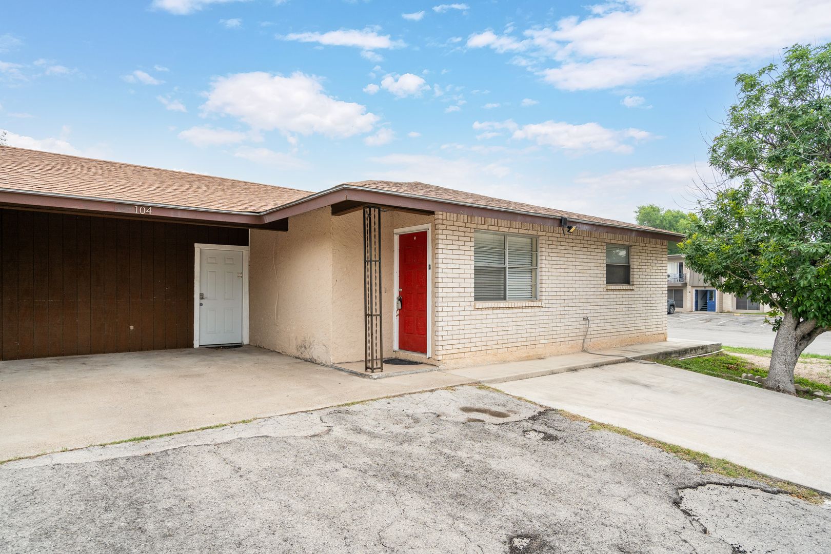 Del Rio Apartment: 104 Hackberry Ln