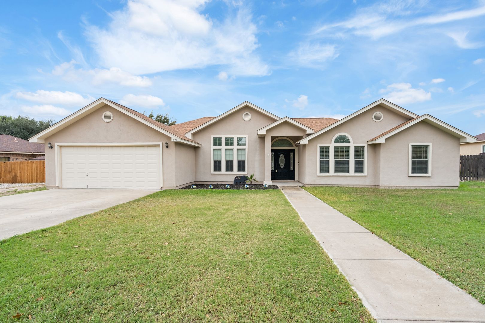 Del Rio House: 221 Running Bear Trl