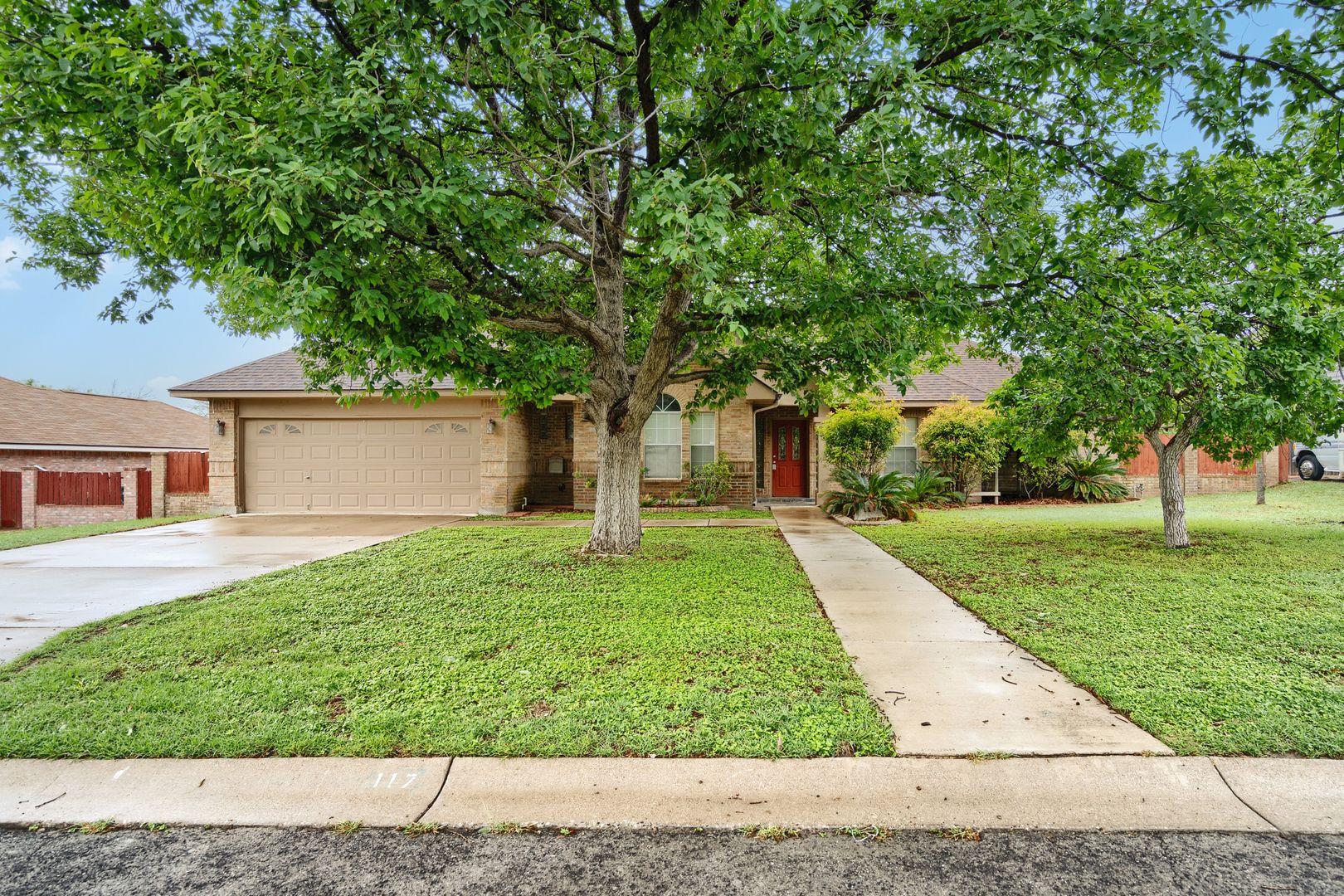 Del Rio House: 117 White Feather Trl