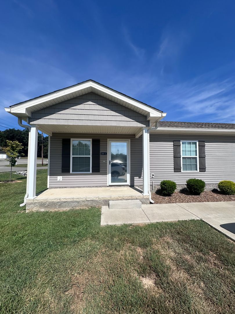 Hopkinsville Apartment: 400 Sanderson Drive