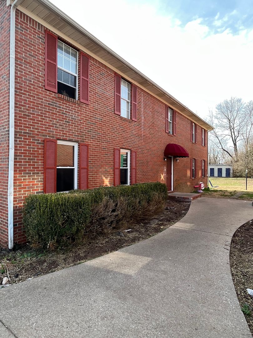 Bowling Green Apartment: 100 Amy Avenue