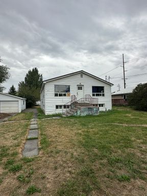 Spacious Private Room in Charming Shared Duplex - Upstairs Unit