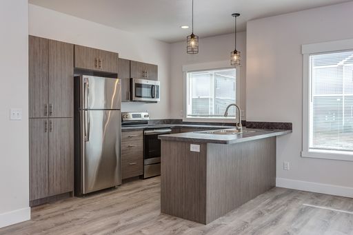 Beautiful Upper 2 Bed, 1 Bath Silverwood Apartment in Sugar City
