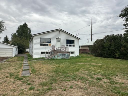 Spacious Private Room in Charming Shared Duplex - Basement Unit