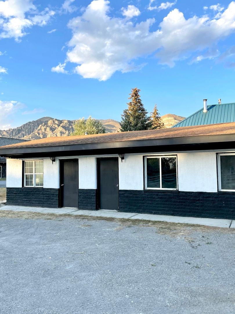 Arco Apartment: 331 West Lost River Avenue