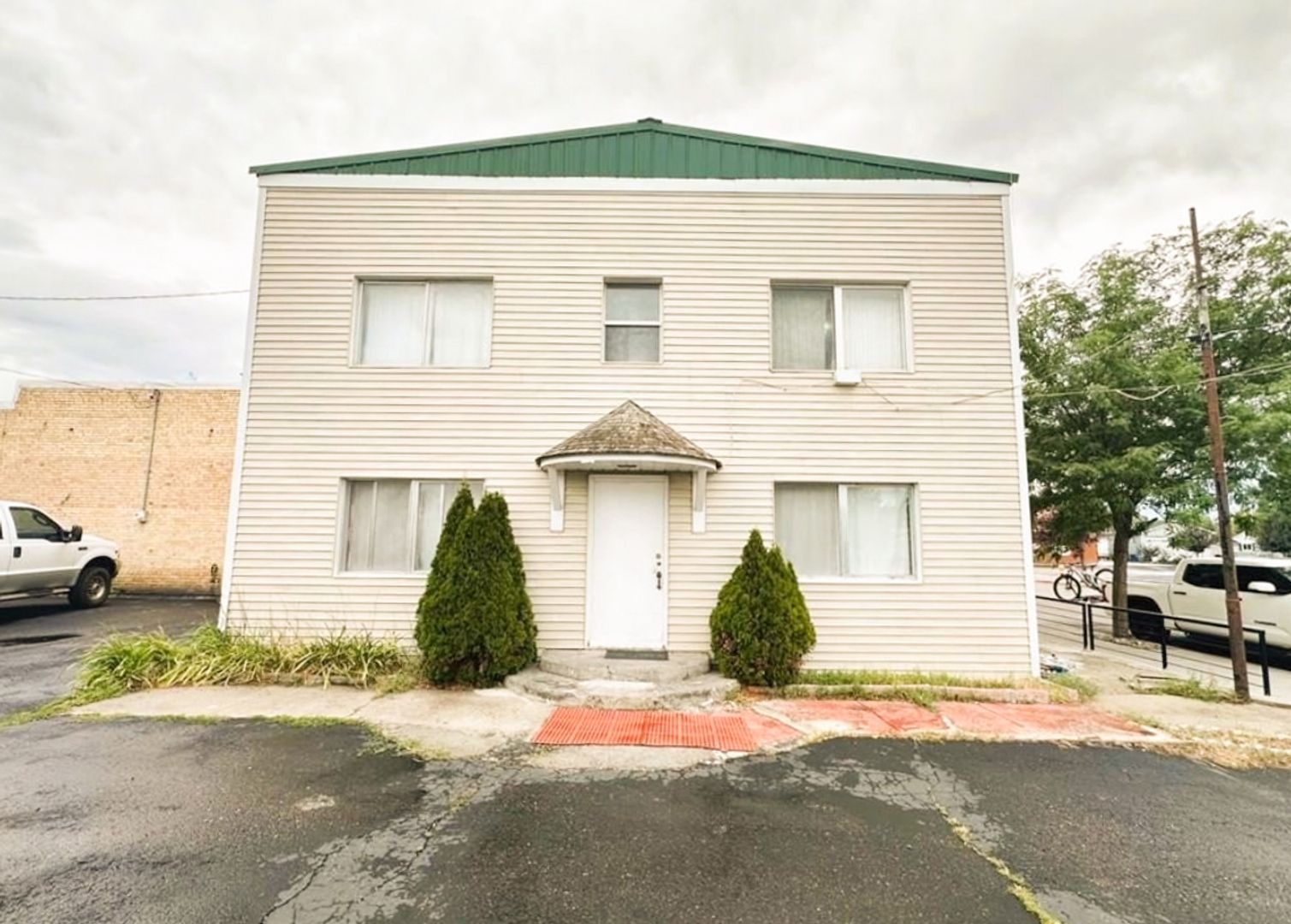 Dubois Apartment: 26 W Main St.