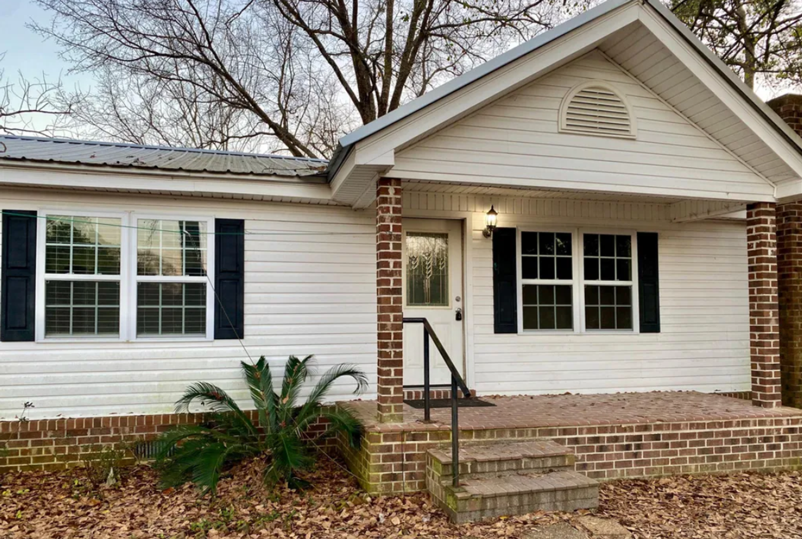 Bloomingdale House: 382 W Deerfield Rd