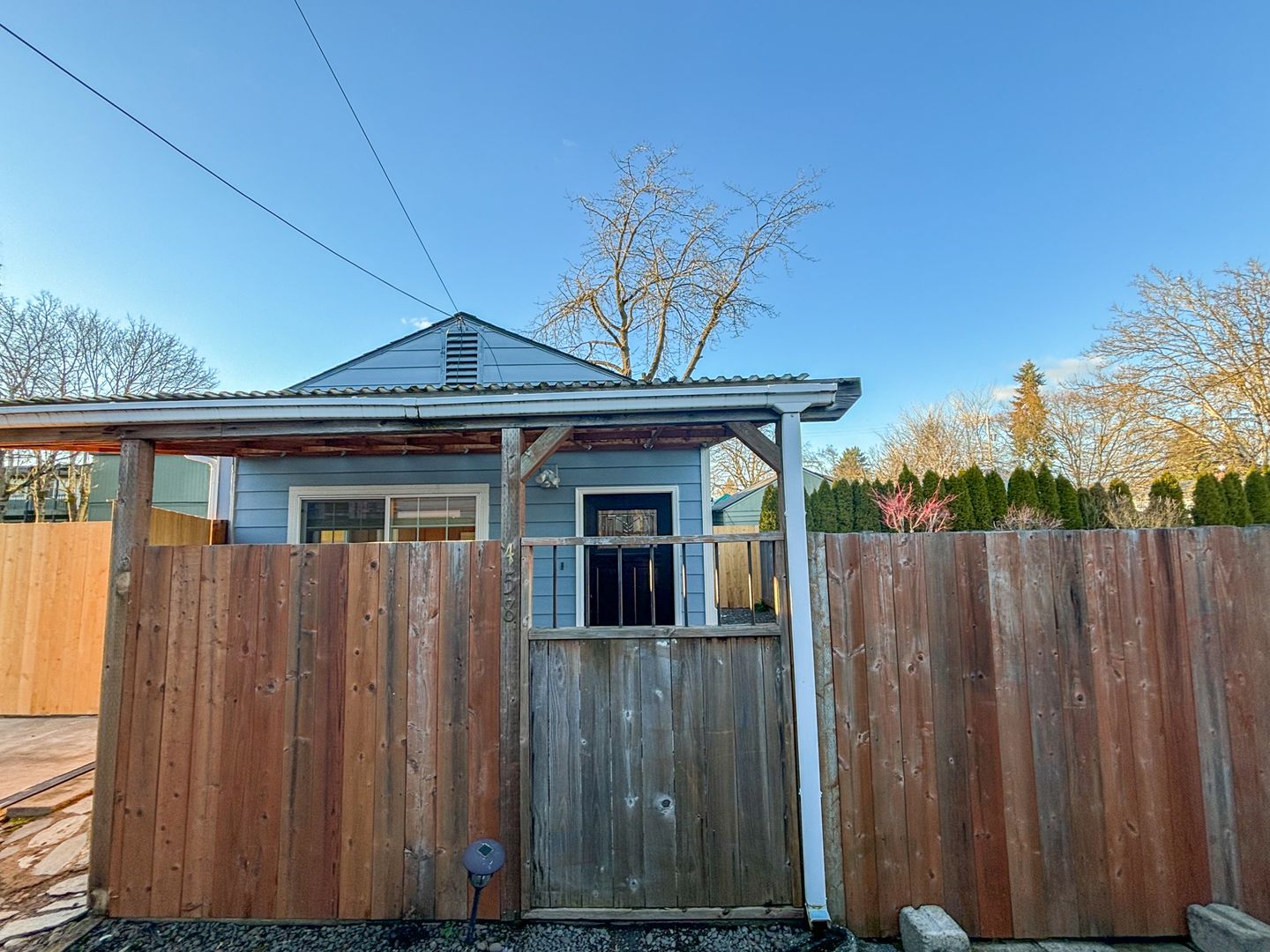 Gladstone House: 458 W Berkeley St