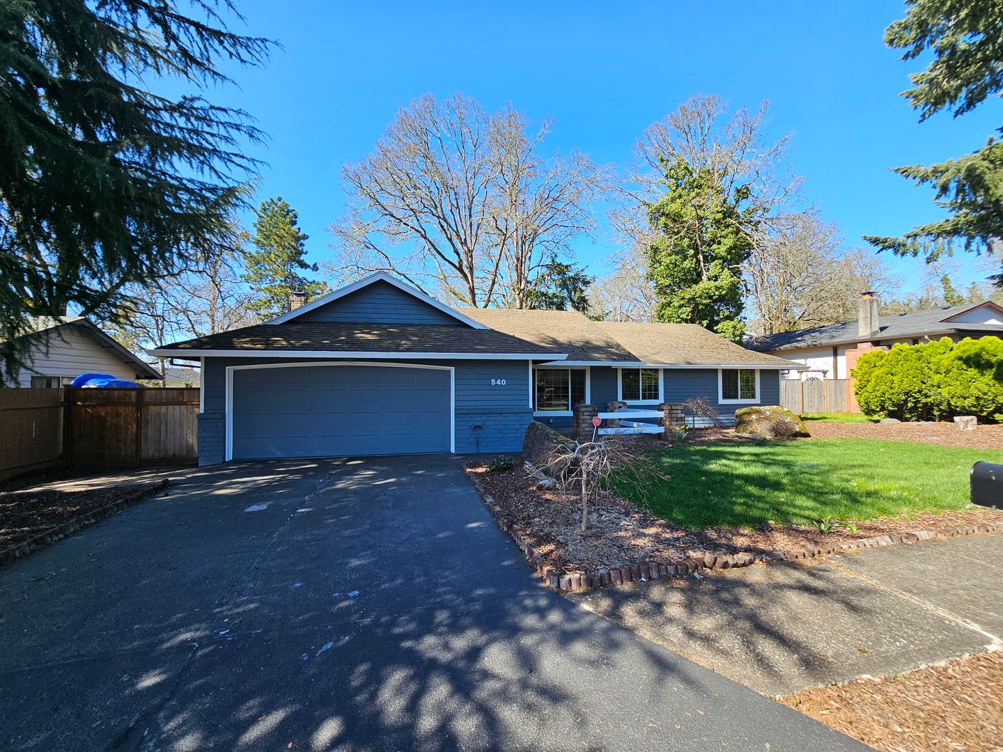 Gladstone House: 540 Collins Crest