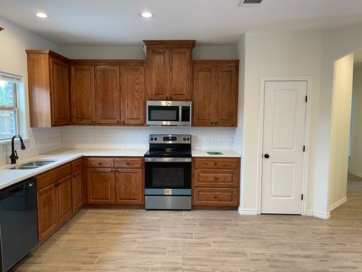 Bright & Spacious 3 Bed | 2 Bath Triplex – A Place to Call Home – photo 1