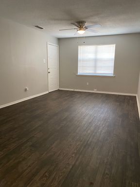 Affordable Elegance: 2 Bedroom Quadplex in Prime Location – photo 1