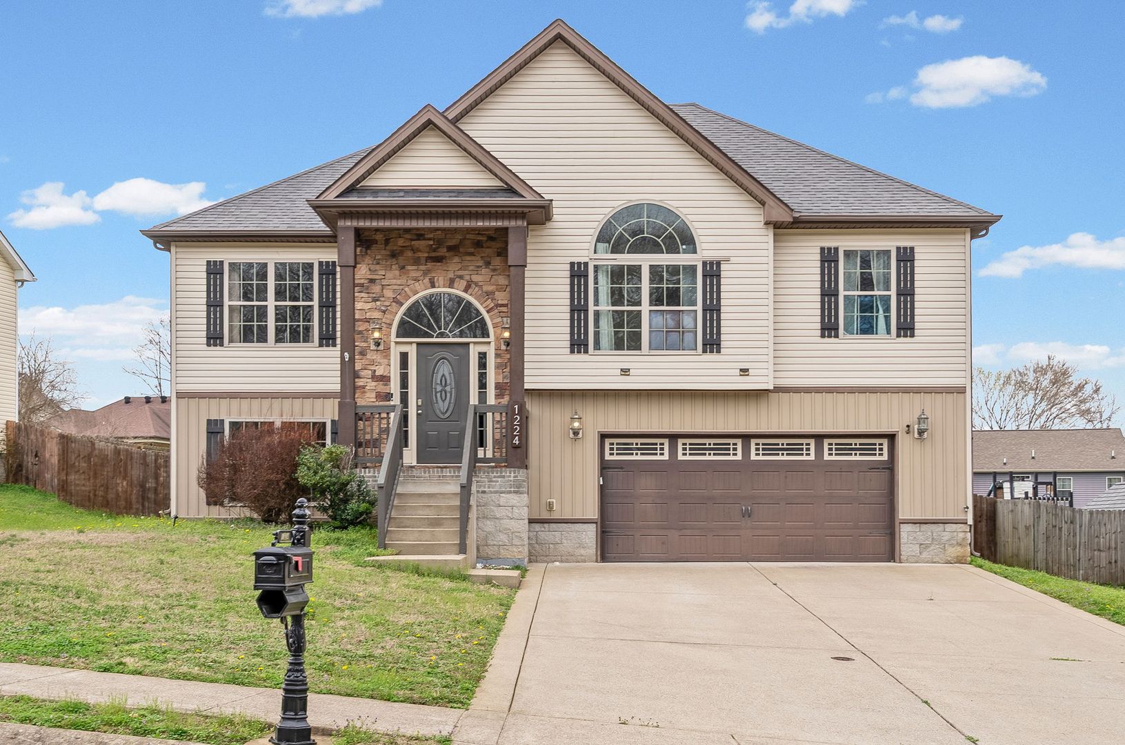 Clarksville House: 1224 Meachem Dr.