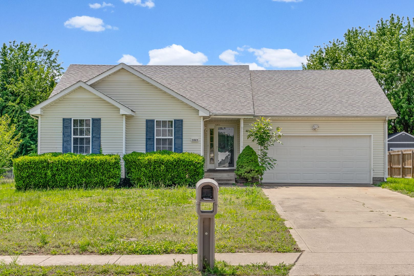 Clarksville House: 3865 Roscommon Way