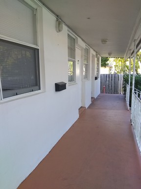 Beautiful 1/1 in Great Hollywood Neighborhood – photo 1