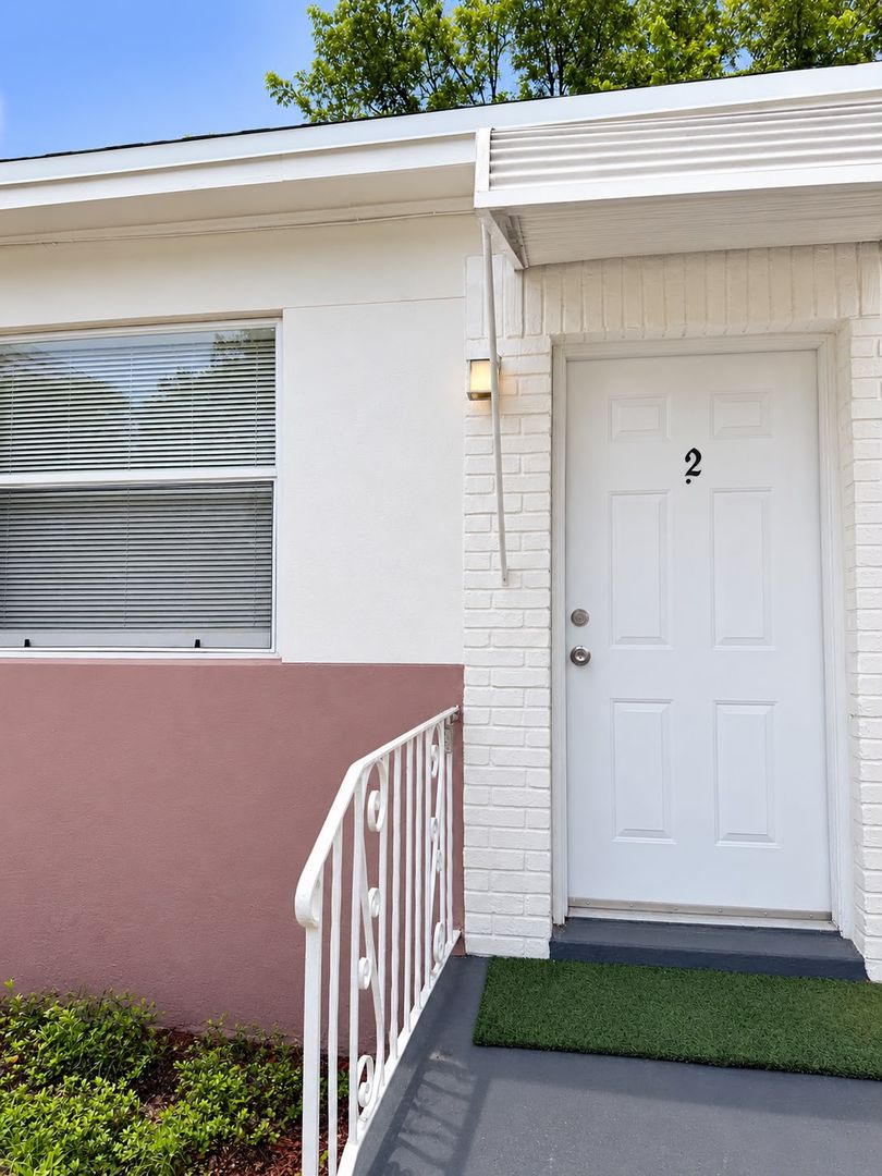 Hollywood Apartment: 1903 Thomas St