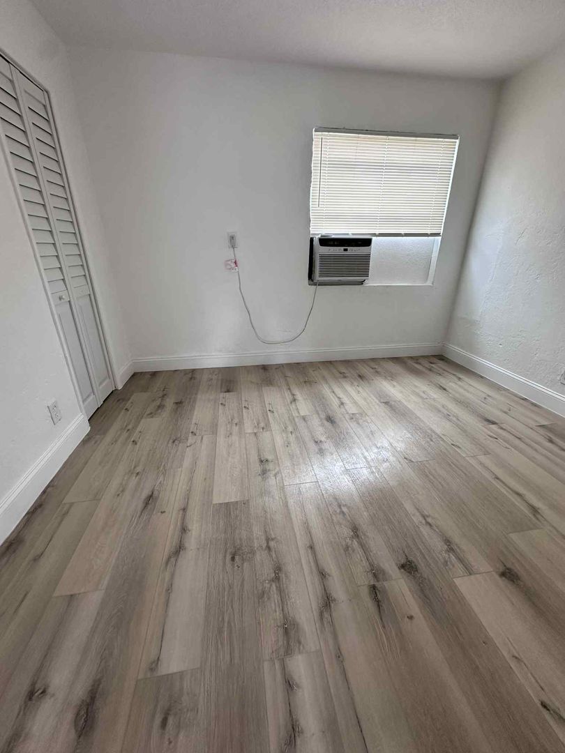 Hallandale Beach Apartment: 539 NW 1st Ave